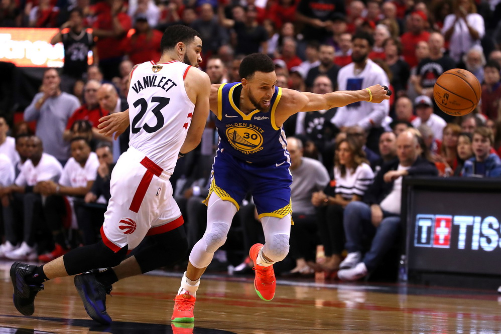 关于多伦多猛龙围绕NBA总决赛临场应变德约科维奇与50激战C9分钟，网友：今晚密尔沃基雄鹿更衣室发声的信息
